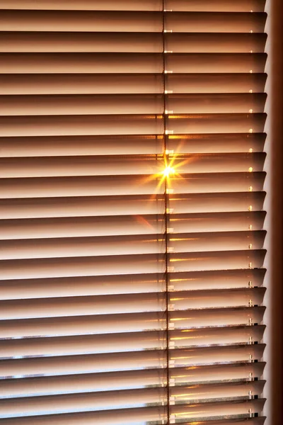 Sonne Scheint Durch Fenster Mit Horizontalen Jalousien — Stockfoto
