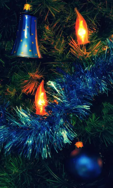 Kerstverlichting Stralend Versierde Kerstboom Met Blauwe Bal Bel — Stockfoto