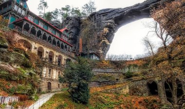 Çek Cumhuriyeti 'nin Bohemian İsviçre Ulusal Parkı' ndaki Pravcicka brana turistik merkezi