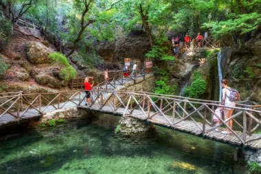 Petaloudes, Rodos - 6 Temmuz 2022: Petaloudes 'deki Kelebekler Vadisi' nde Turistler