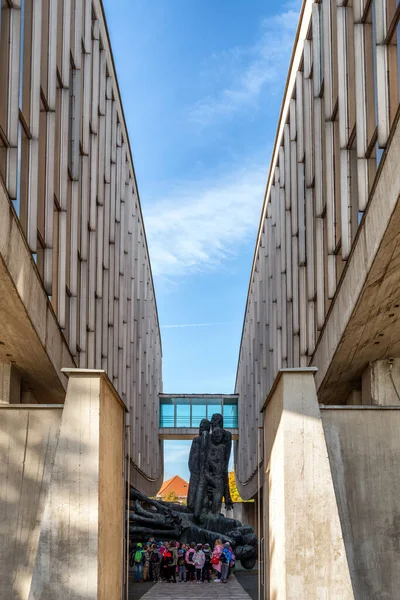 Banska Bystrica Slowakije Oktober 2022 Kinderen Kijken Naar Sculpturen Het — Stockfoto