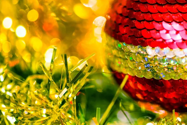 Detail Červeného Vánočního Míčku Zdobeném Vánočním Stromečku — Stock fotografie