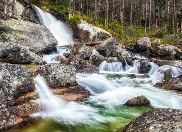 在索维亚塔拉斯高山的瀑布处 水流着一种叫做Vodopady Studeneho Potoka的水 长期曝光摄影 — 图库照片