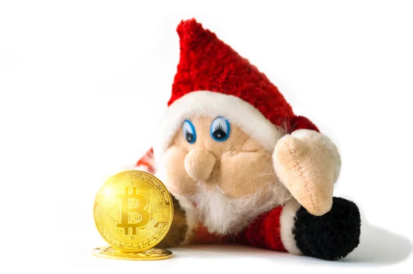 Bitcoin şifreleme paraları ve beyaz arka planda izole edilmiş Noel cüce oyuncakları. Kripto para birimi yatırım kavramı, kopyalama alanı
