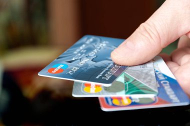 Rusya 'nın Rzhev Tver bölgesi 14 Mart 2021' de koyu bir arkaplanda kredi kartları tutuyor. Banka kartı almayı teklif et..