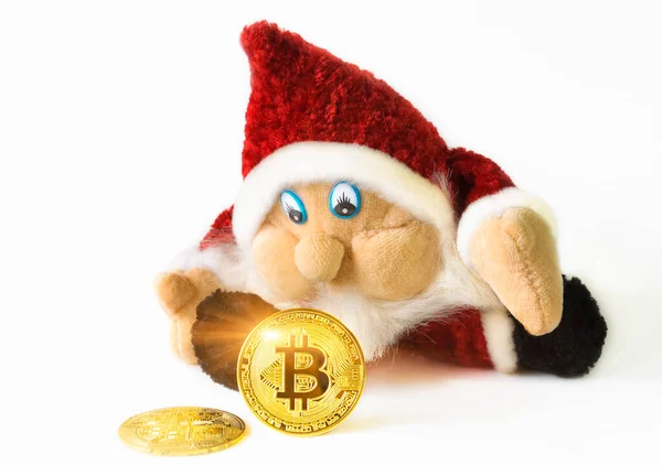 Bitcoin şifreleme paraları ve beyaz arka planda izole edilmiş Noel cüce oyuncakları. Kripto para birimi yatırım kavramı, kopyalama alanı