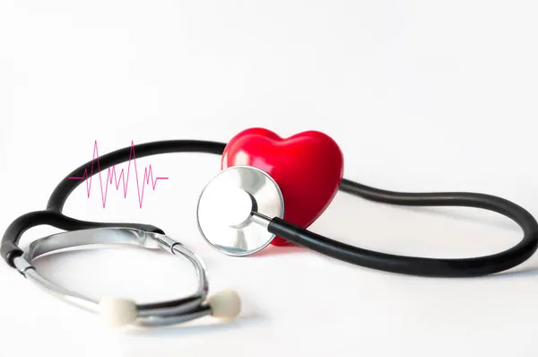 İnsan kalbini fonendoskopla ve beyaz bir arkaplanda kardiyogramın bir parçasıyla taklit et..