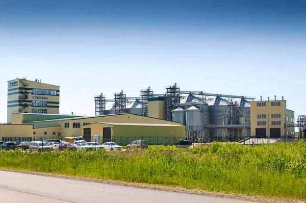 - Rusya. Tver bölgesi. 19 Haziran 2021 Tarım endüstrisi kompleksindeki asansörün gümüş tankları.