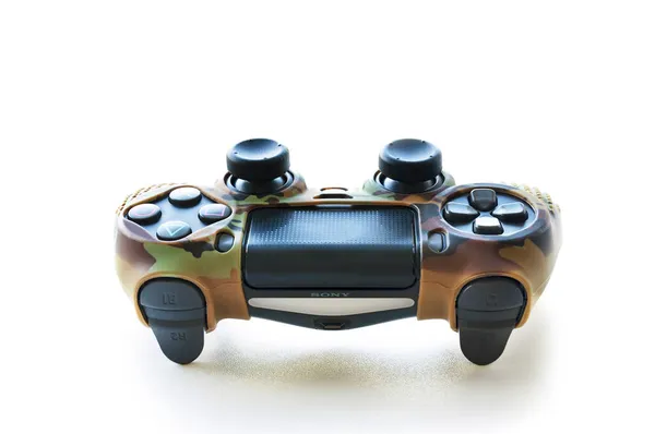 RZHEV, RUSSIA - 16 Mayıs 2021: PlayStation 4 için Yeni Sony Dualshock 4 beyaz arka planda kamuflaj kutusunda. Sekizinci neslin Sony PlayStation 4 konsolu.