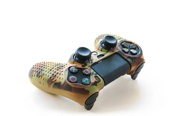 RZHEV, RUSSIA - 16 Mayıs 2021: PlayStation 4 için Yeni Sony Dualshock 4 beyaz arka planda kamuflaj kutusunda. Sekizinci neslin Sony PlayStation 4 konsolu.