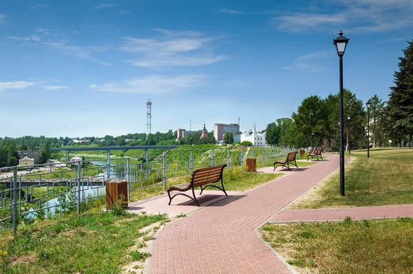 Sahilde bankları olan bir şehir parkı. Avrupa, Rusya, Rzhev.
