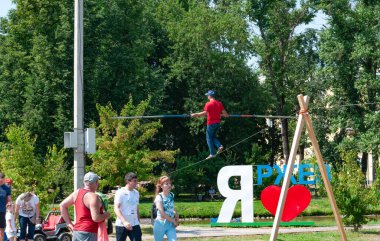 06 26 2021 Avrupa, Rusya, Rzhev şehri. Yaz, Şehir Günü, şenlikler. Şehir Parkı.
