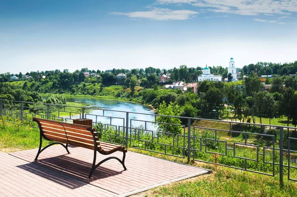 Sahilde bankları olan bir şehir parkı. Rusya, Rzhev.