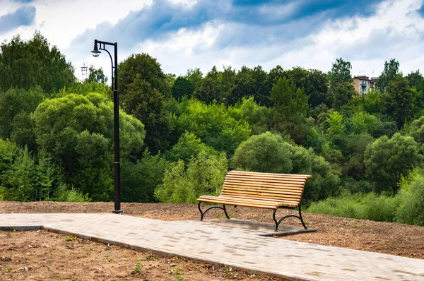 Avrupa, Rusya. Yazın şehir manzarası, şehir parkında bank..