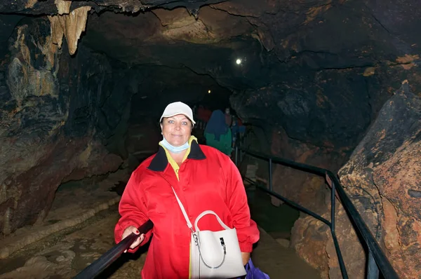 Žena Členka Turistické Skupiny Pózuje Pozadí Jeskyně Červená Jeskyně — Stock fotografie