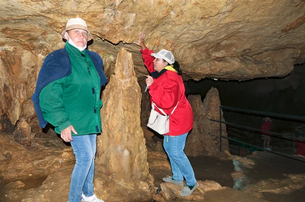 Two Women Members Tourist Group Pose Backdrop Cave — Stock fotografie