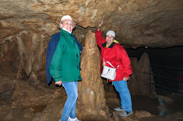 Two Women Members Tourist Group Pose Backdrop Cave — Stock fotografie