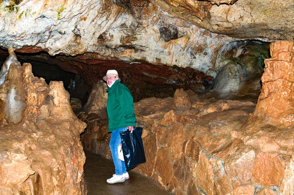 Woman Member Tourist Group Poses Backdrop Cave — Stock fotografie