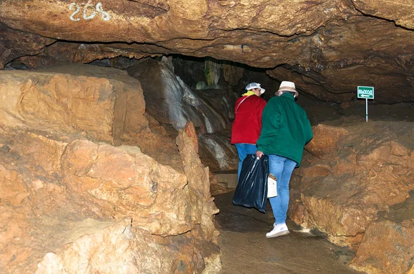 Two Women Members Tourist Group Pose Backdrop Cave — Zdjęcie stockowe