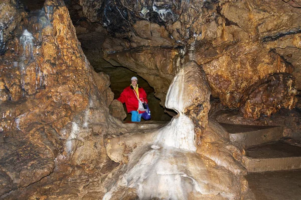 Woman Member Tourist Group Poses Backdrop Cave — Stock fotografie