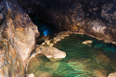 Simferopol bölgesi, Kırım Cumhuriyeti. Turistler için Kızıl Mağara gezisi. Mağara soğuk..