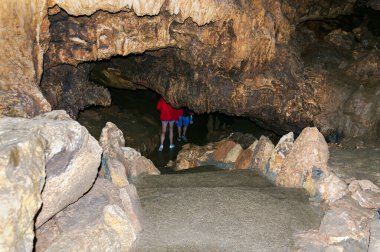 25 Ağustos 2021. Simferopol bölgesi, Kırım Cumhuriyeti. Turistler için Kızıl Mağara gezisi. Mağaraların içi soğuk..