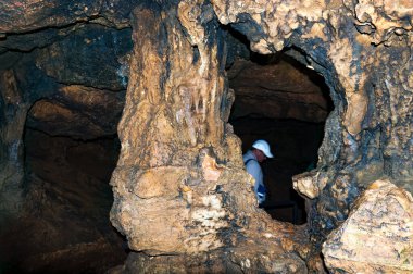 25 Ağustos 2021. Simferopol bölgesi, Kırım Cumhuriyeti. Turistler için Kızıl Mağara gezisi. Mağaraların içi soğuk..