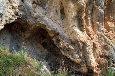 Kahverengi turuncu desenli kaya yüzeyi, parça. Yaz günü.