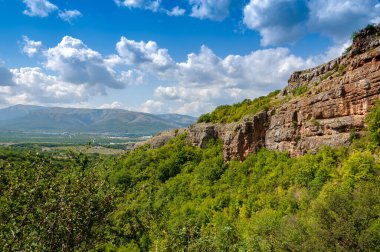 Dağ manzarası Simferopol bölgesi Kırım, Ukrayna. Yaz, güneşli gün