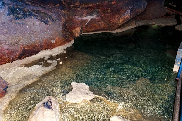 Stalactite, mağaranın dikdörtgen duvarları. Tasarım şablonu. Desen