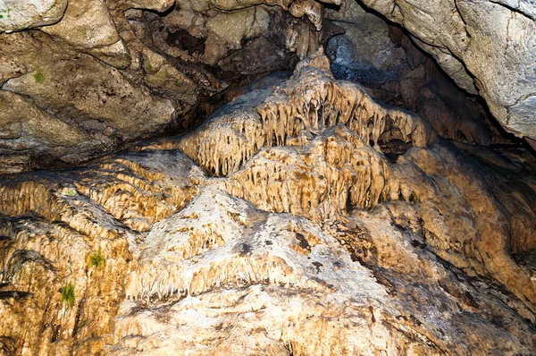 Stalactite, mağaranın dikdörtgen duvarları. Tasarım şablonu. Desen