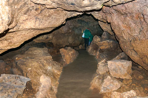2021年8月25日 クリミア共和国のSimferopol地域 赤の洞窟への観光客のための遠足 洞窟の中は寒い — ストック写真