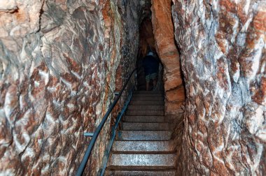 25 Ağustos 2021. Simferopol bölgesi, Kırım, Ukrayna. Bir grup turist için Emine-Bair-Khosar mağarasına bir gezi var. Seçici keskinlik.