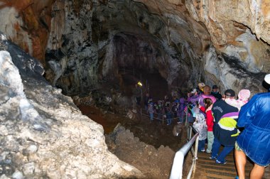 25 Ağustos 2021. Simferopol bölgesi, Kırım, Ukrayna. Bir grup turist için Emine-Bair-Khosar mağarasına bir gezi var. Seçici keskinlik.