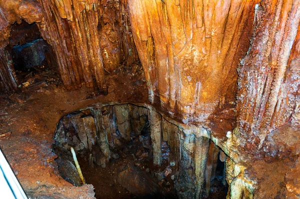Kırım, Ukrayna. Sarkıtlar, Emine-Bair-Khosar mağarasının duvarlarında dikitler. Tasarım şablonu. Seçici keskinlik. Yaz dönemi.