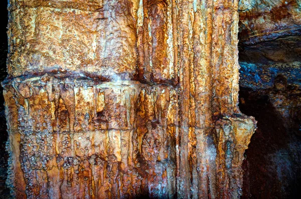 Kırım, Ukrayna. Sarkıtlar, Emine-Bair-Khosar mağarasının duvarlarında dikitler. Tasarım şablonu. Seçici keskinlik. Yaz dönemi.