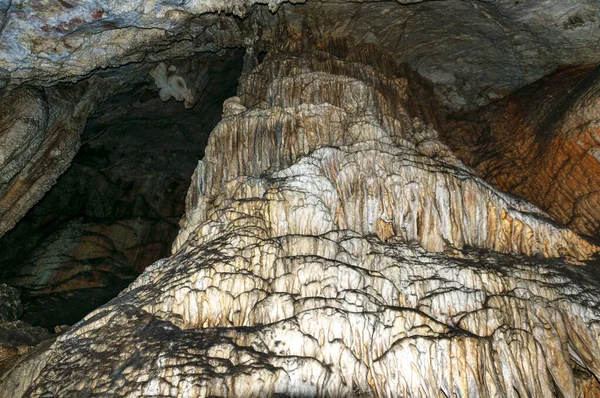 Kırım, Ukrayna. Sarkıtlar, Emine-Bair-Khosar mağarasının duvarlarında dikitler. Tasarım şablonu. Seçici keskinlik. Yaz dönemi.