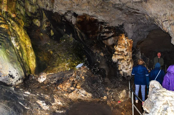 25 Ağustos 2021. Simferopol bölgesi, Kırım, Ukrayna. Bir grup turist için Emine-Bair-Khosar mağarasına bir gezi var. Seçici keskinlik.