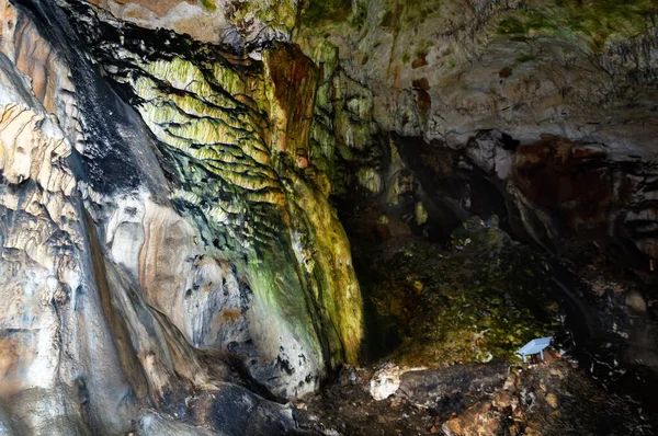 Kırım, Ukrayna. Sarkıtlar, Emine-Bair-Khosar mağarasının duvarlarında dikitler. Tasarım şablonu. Seçici keskinlik. Yaz dönemi.