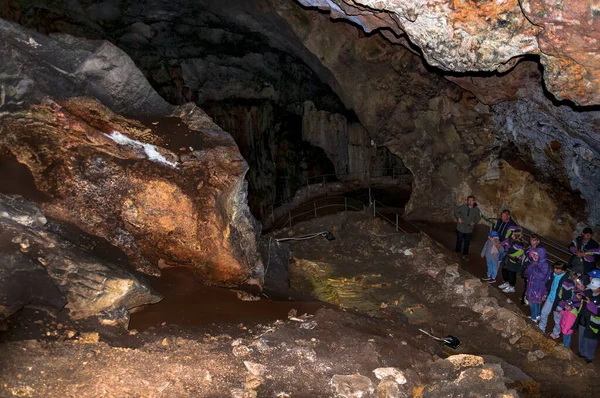 25 Ağustos 2021. Simferopol bölgesi, Kırım, Ukrayna. Bir grup turist için Emine-Bair-Khosar mağarasına bir gezi var. Seçici keskinlik.