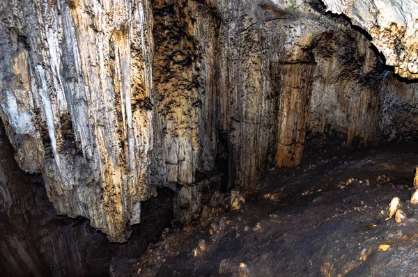 Kırım, Ukrayna. Sarkıtlar, Emine-Bair-Khosar mağarasının duvarlarında dikitler. Tasarım şablonu. Seçici keskinlik. Yaz dönemi.
