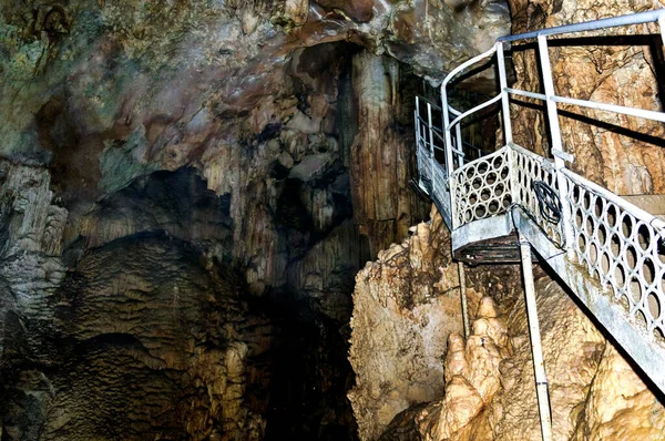Kırım, Ukrayna. Sarkıtlar, Emine-Bair-Khosar mağarasının duvarlarında dikitler. Tasarım şablonu. Seçici keskinlik. Yaz dönemi.