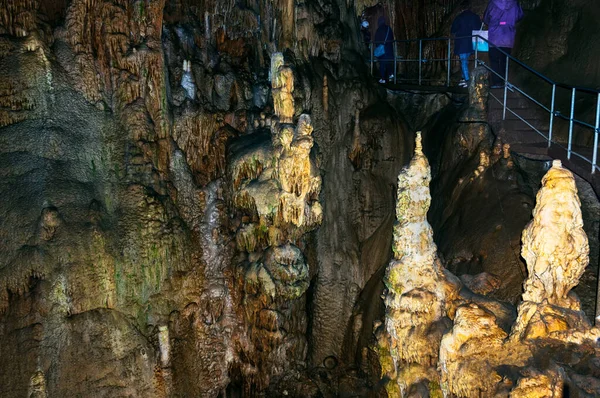 25 Ağustos 2021. Simferopol bölgesi, Kırım, Ukrayna. Bir grup turist için Emine-Bair-Khosar mağarasına bir gezi var. Seçici keskinlik.