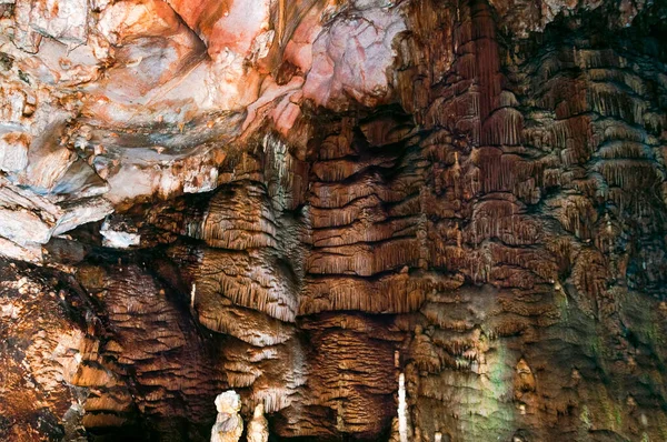 クリミア ウクライナ 鍾乳石 エミネ ホサール洞窟の壁に石筍 デザインのためのテンプレート 選択的シャープネス — ストック写真