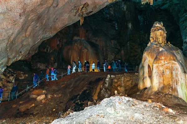 25 Ağustos 2021. Simferopol bölgesi, Kırım, Ukrayna. Bir grup turist için Emine-Bair-Khosar mağarasına bir gezi var. Seçici keskinlik.