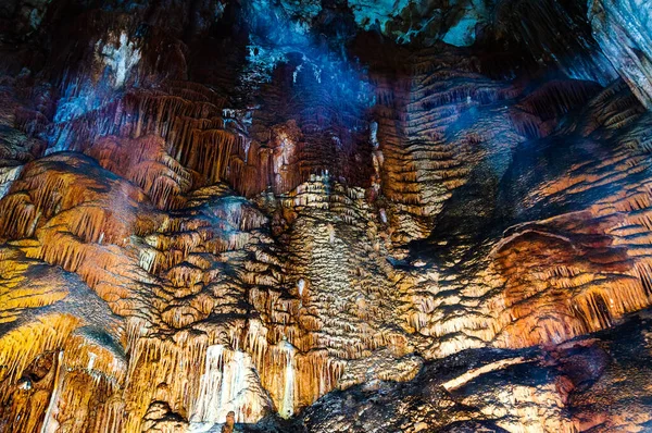 Kırım, Ukrayna. Sarkıtlar, Emine-Bair-Khosar mağarasının duvarlarında dikitler. Tasarım şablonu. Seçici keskinlik. Yaz dönemi.