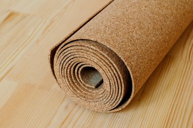 cork bir ahşap yerde yatıyor.