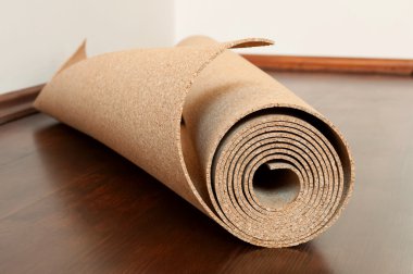 Cork rulo kahverengi zemin üzerinde yer alır.