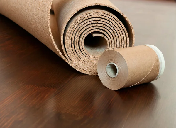 Rulla av kork med målning kantning tejp på ett brunt golv — Stockfoto