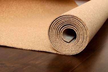 Cork rulo kahverengi zemin üzerinde yer alır.